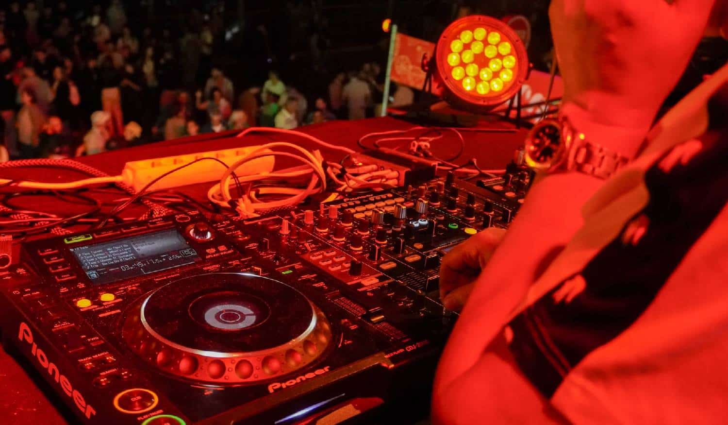 Festas do Marco: DJ's animam a noite no Palco 4630