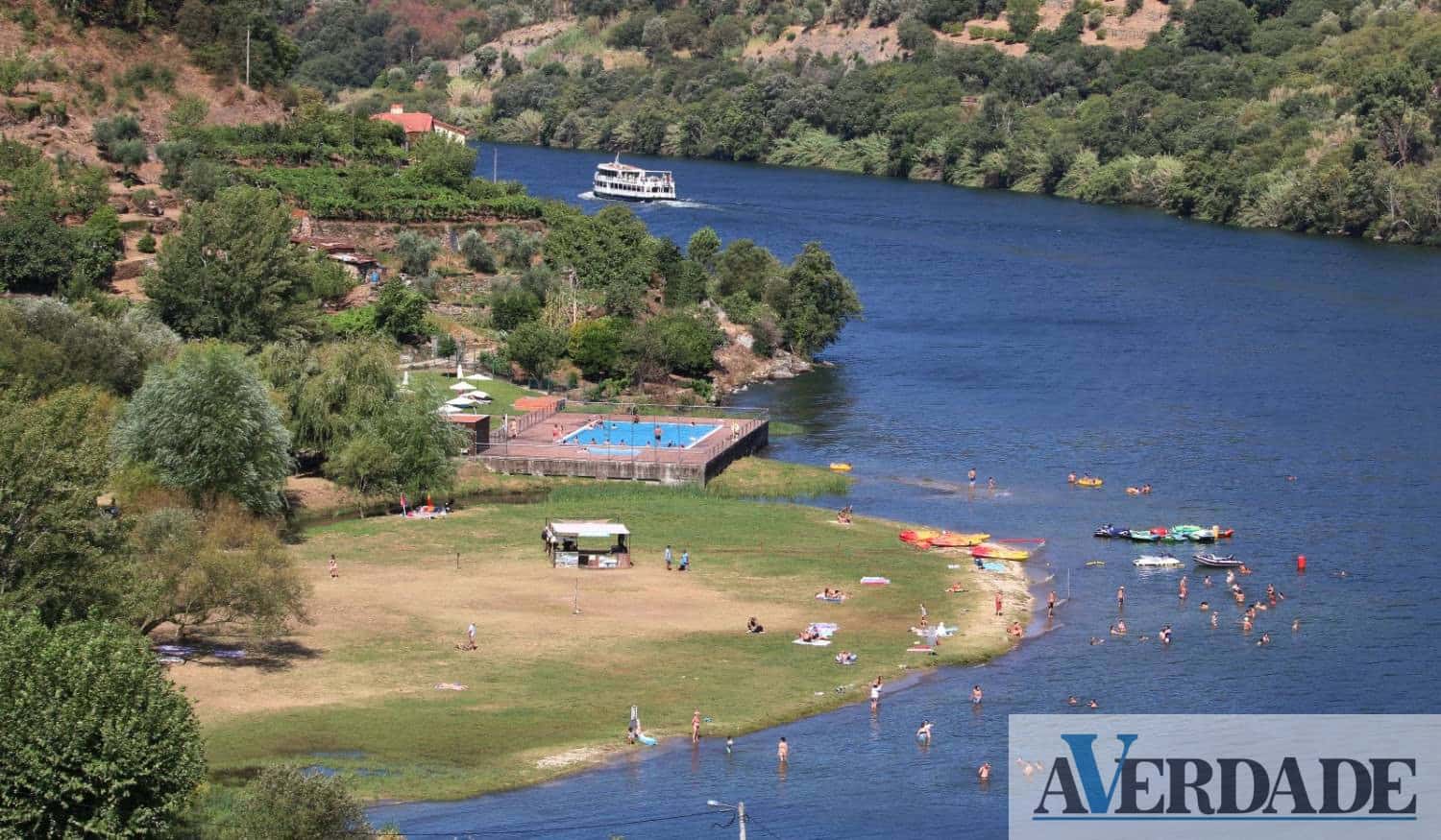 Piscina, rio e atividades: Aproveite o calor e visite a Praia Fluvial de Porto de Rei em Resende