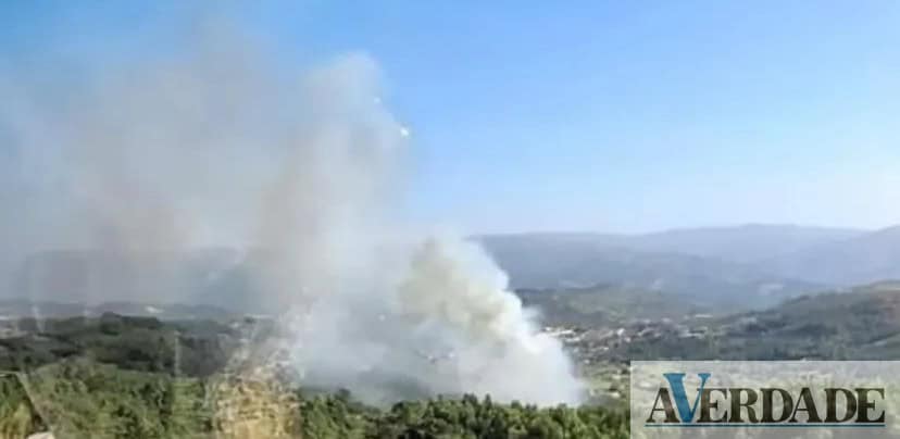 Mais de 50 bombeiros e um meio aéreo no combate a incêndio em Baião