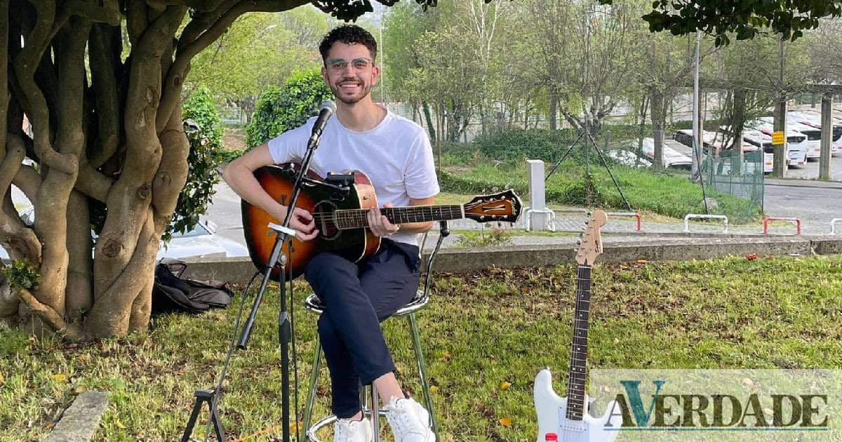 Bento Carneiro segue paixão pela música que já vem do avô: "É uma forma de o recordar"
