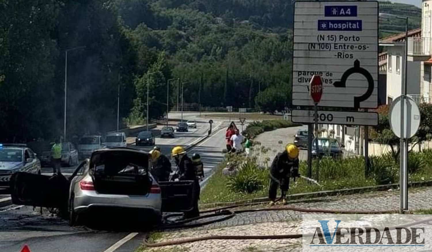 Carro consumido pelas chamas condicionou trânsito em Penafiel