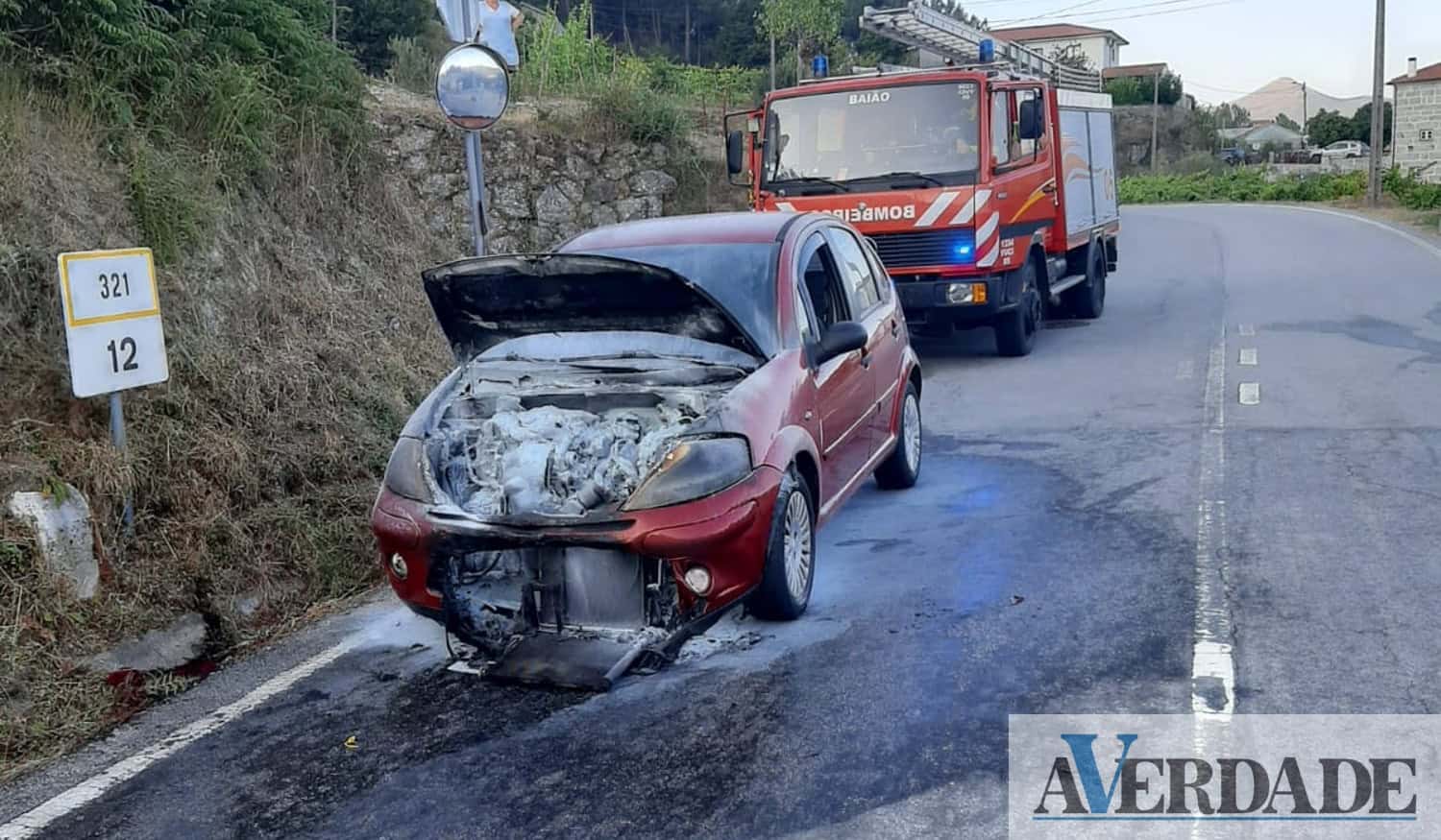 Carro consumido pelas chamas em Baião