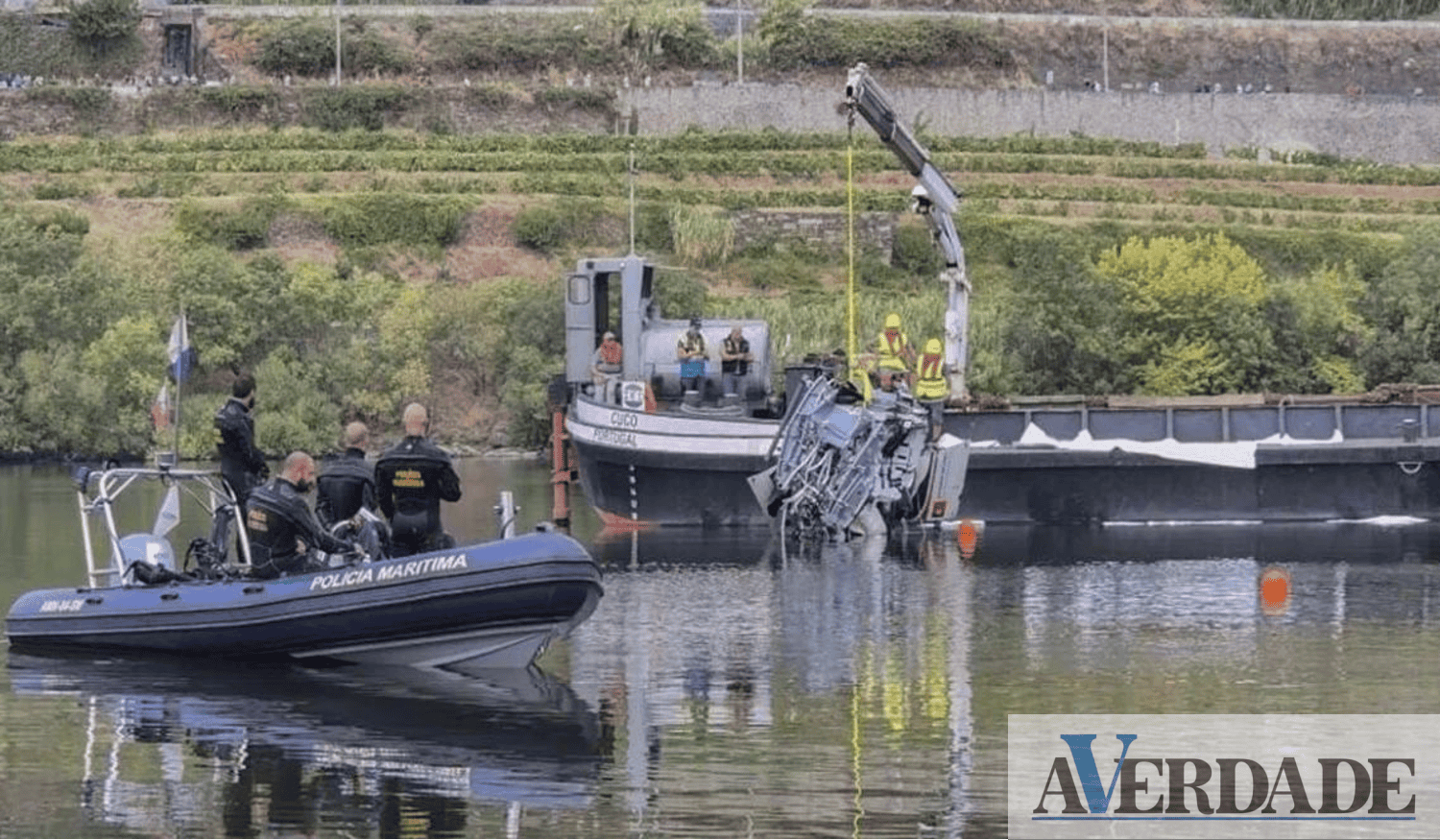 Helicóptero que caiu no Douro está a ser retirado do rio