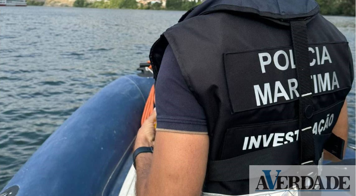 Cauda da aeronave que caiu no rio Douro será retirada esta terça-feira