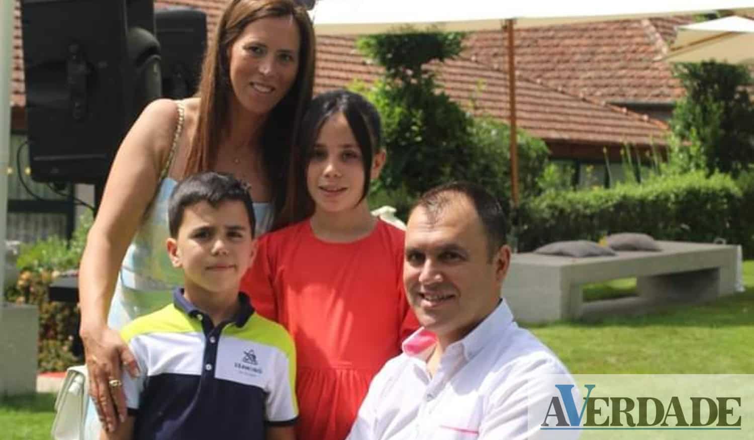 Emília Manuela vive o "desgaste psicológico" de uma cuidadora. A força encontra "nos filhos"