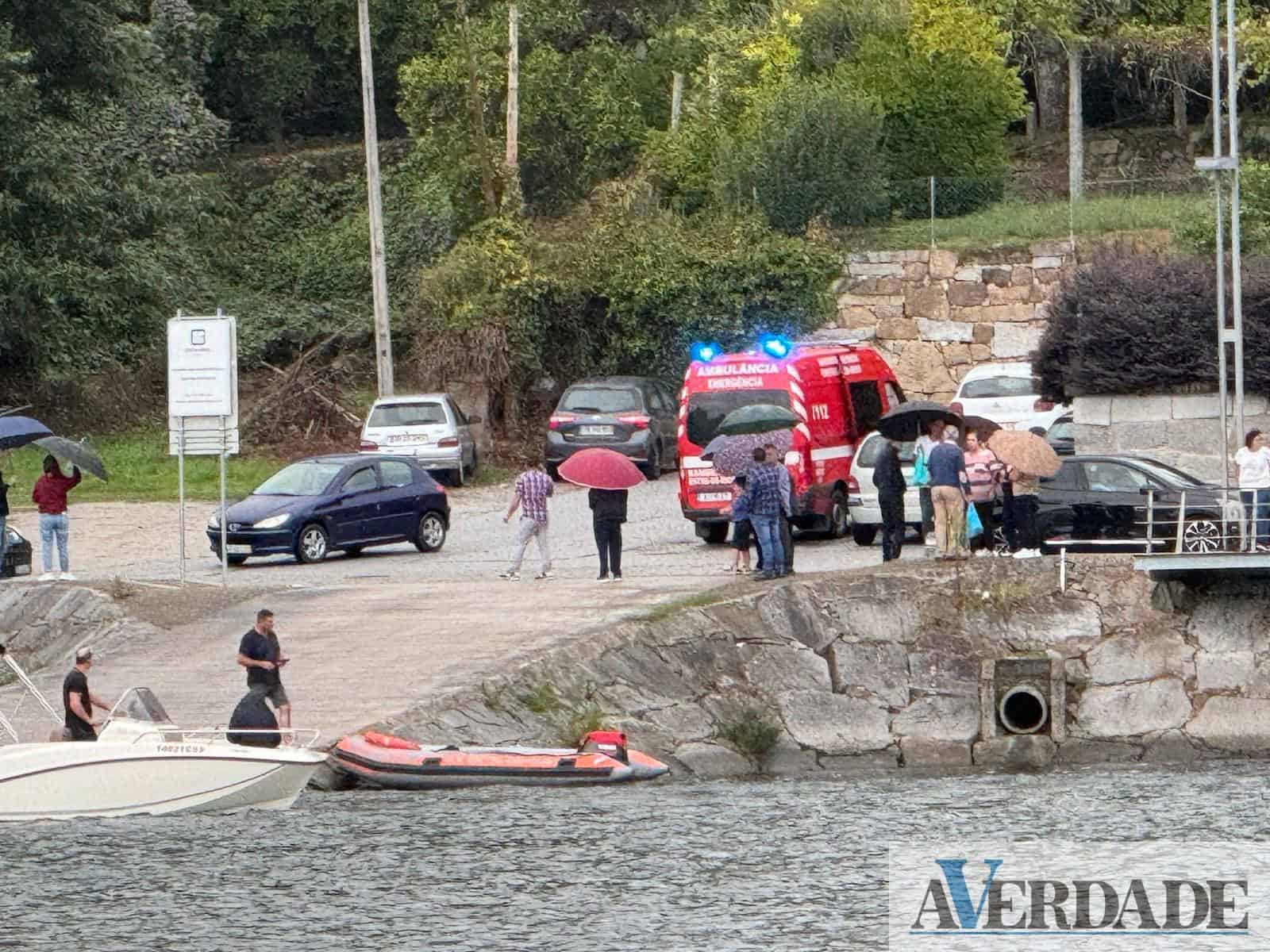 Bombeiros resgatam ferido no Rio Tâmega