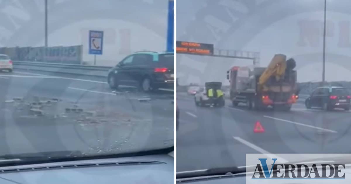 Colisão entre carro e camião provoca queda de carga de tijolos na A4