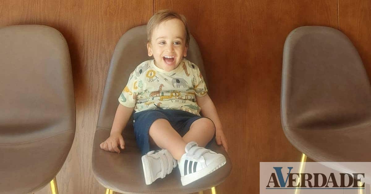 Apesar dos desafios da paralisia cerebral, Dinis é uma criança "feliz e tem muita força de vontade"