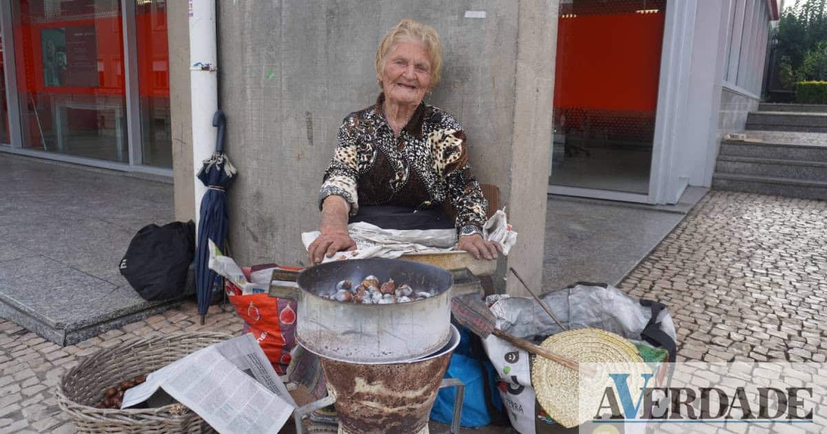 Maria da Glória aprendeu a assar castanhas aos 14 anos e a celebrar 91 continua a tradição familiar
