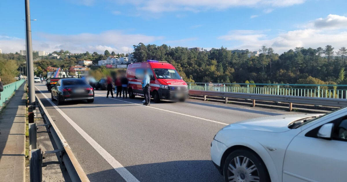 Marco: Trânsito condicionado na ponte de Sobretâmega devido a indivíduo suspenso na grade