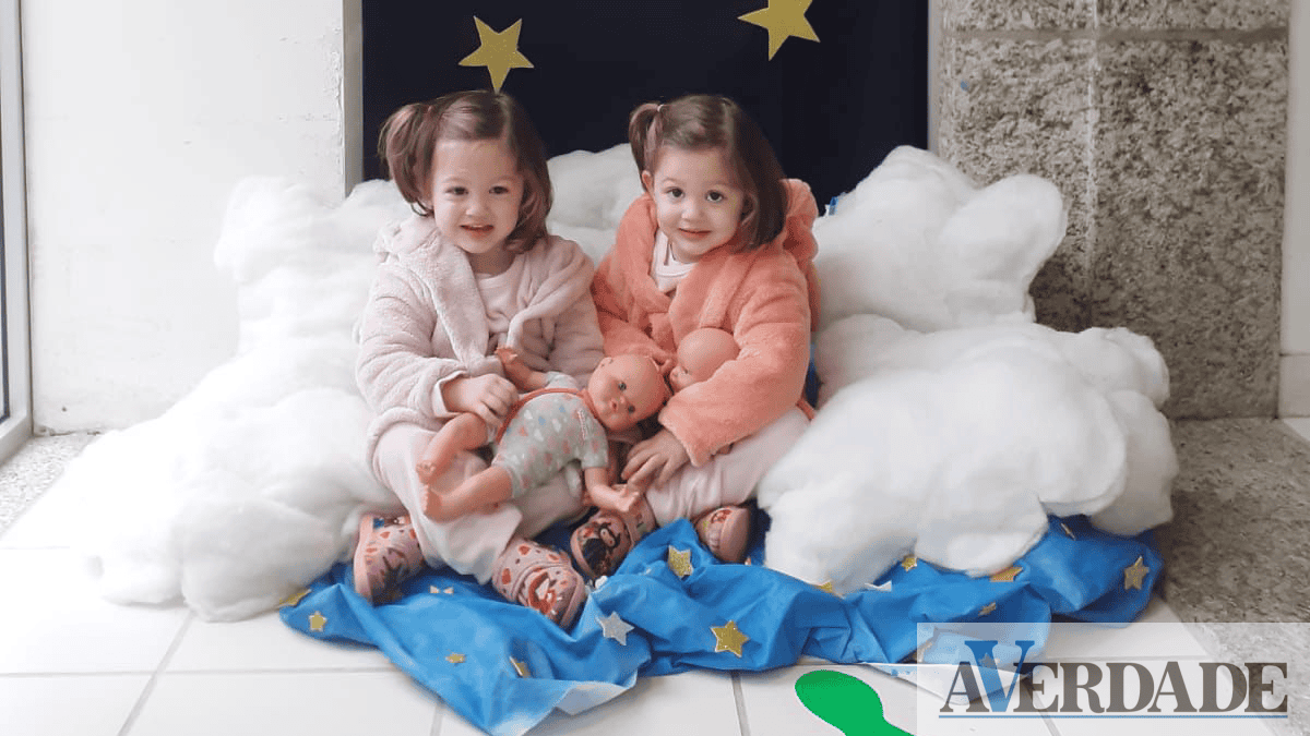  Ana e Alice Coutinho celebraram o Dia Nacional do Pijama "um dia de escola diferente"