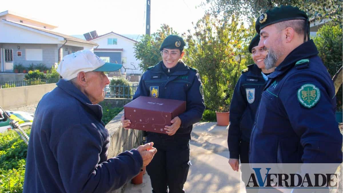 GNR de Penafiel levou "um miminho, alegria e conforto" de Natal aos idosos do concelho