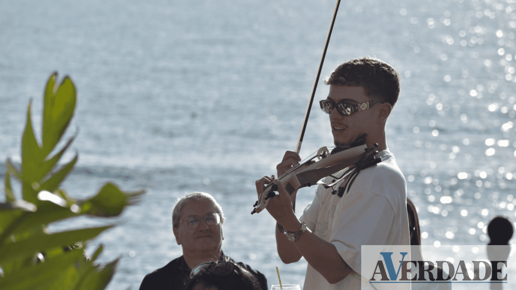Afonso Pires começou a tocar violino aos quatro anos e aos 12 foi cantar para as ruas
