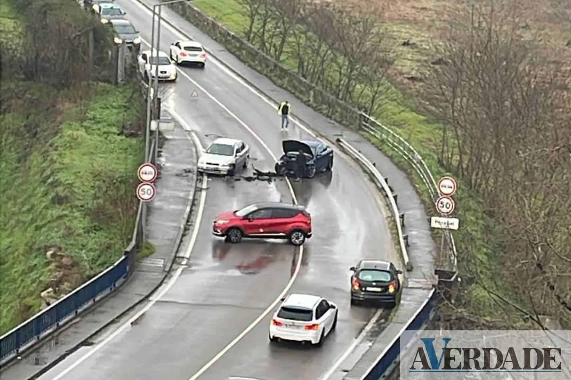 Colisão entre dois carros condicionou o trânsito em Penafiel