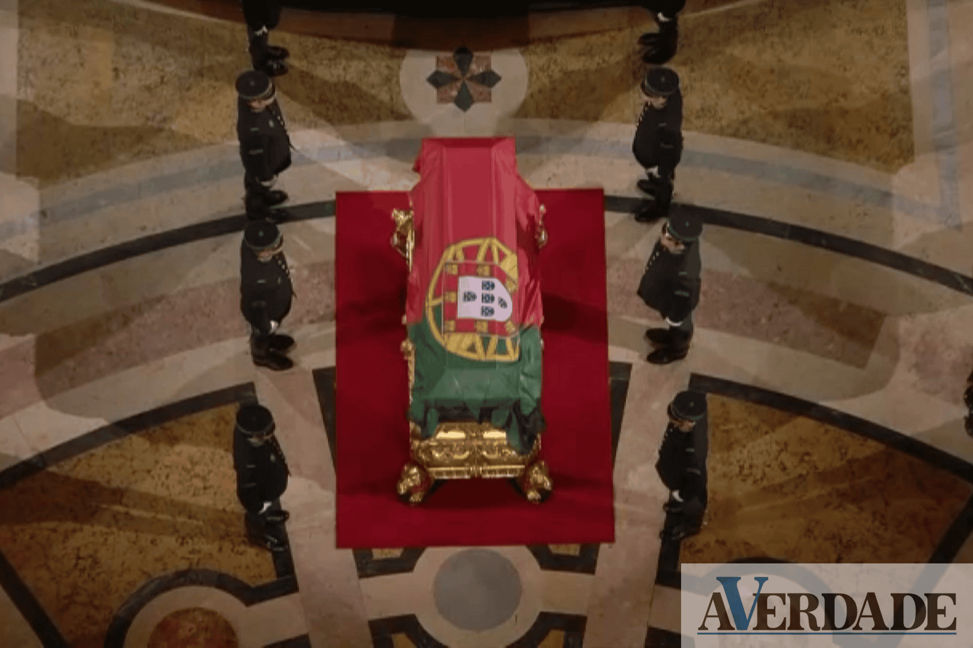 Urna de Eça de Queiroz já está no Panteão Nacional. Marcelo considera um "ato de justiça"