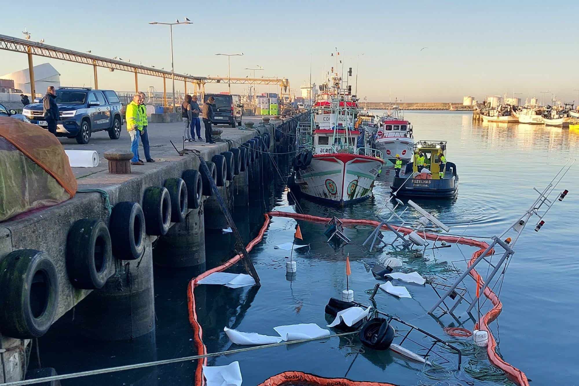 Embarcação de pesca afunda no cais da Docapesca em Matosinhos
